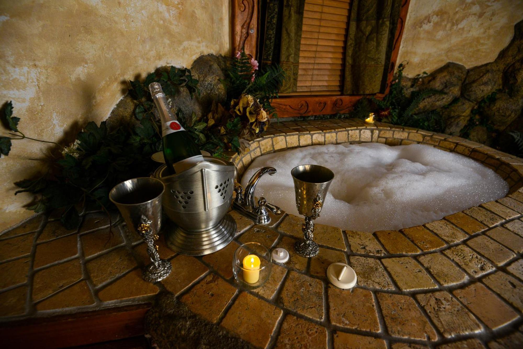 Castle Wood Theme Cottages- Couples Only Big Bear Lake Eksteriør billede